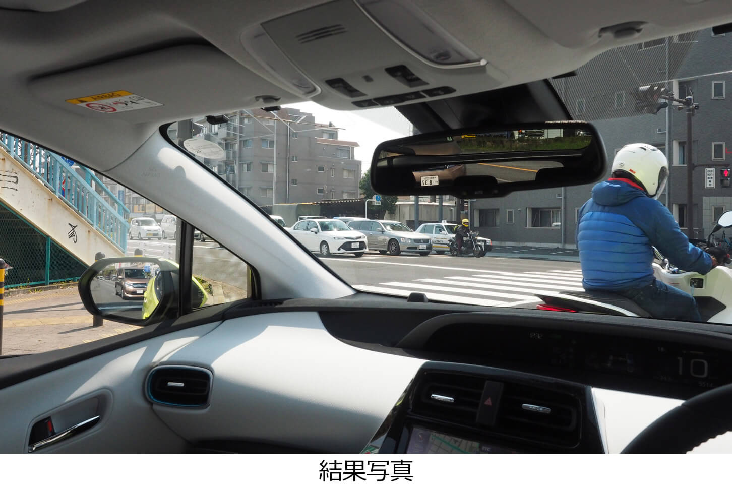 左側をバイクがすり抜けてきて衝突するところでした。