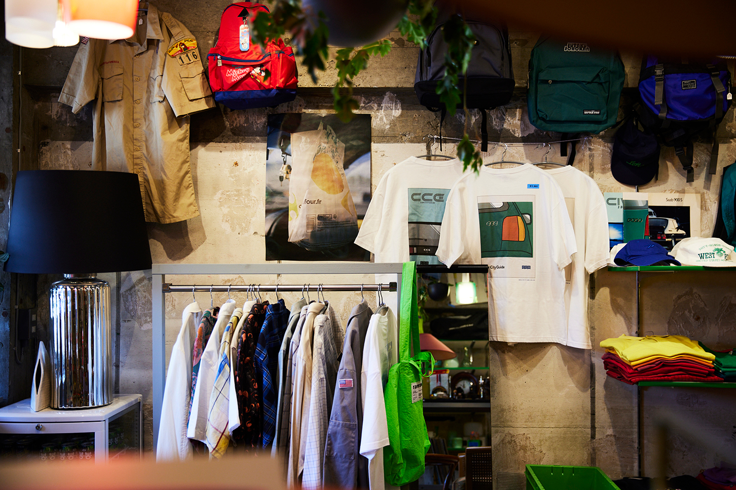 クルマをモチーフにデザインしたCCGオリジナルTシャツのほか、メンバーが買い付けたアイテムが並ぶ。
