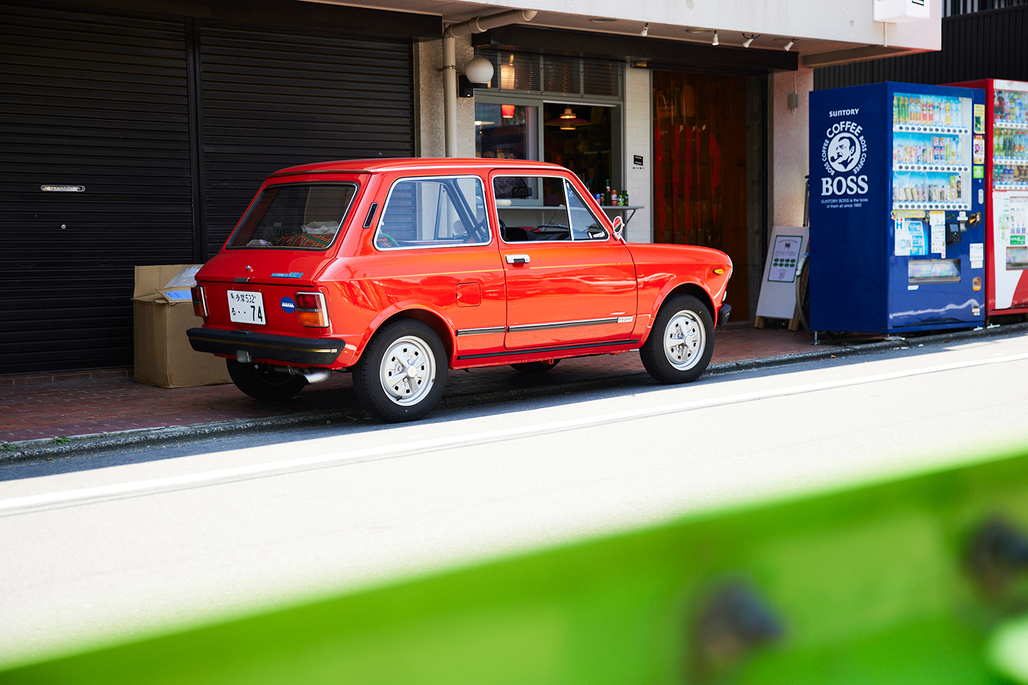 ショップの前で彼らの愛車、アウトビアンキ A112と。