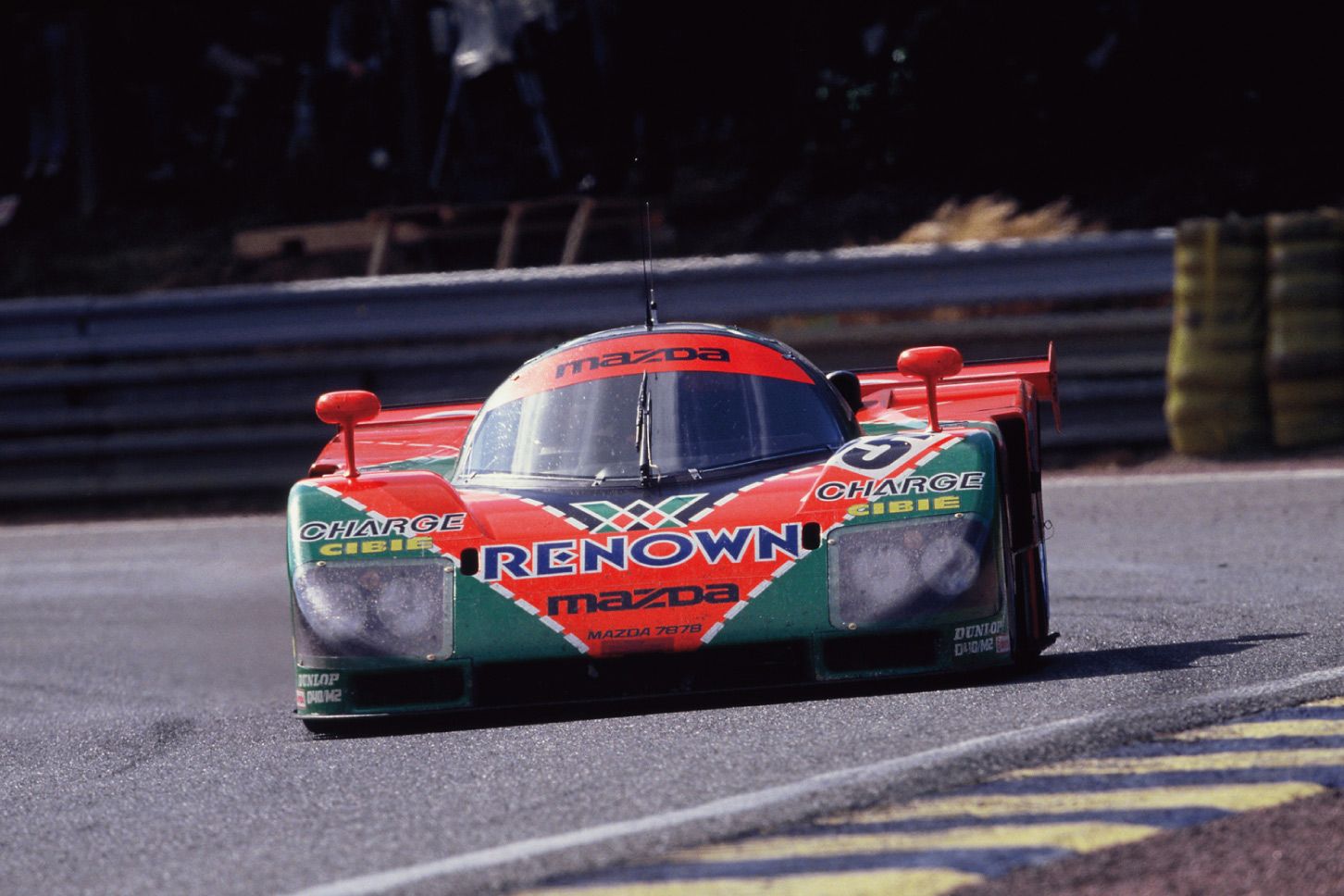 ルマン24時間レースで日本車として初優勝した マツダ787B