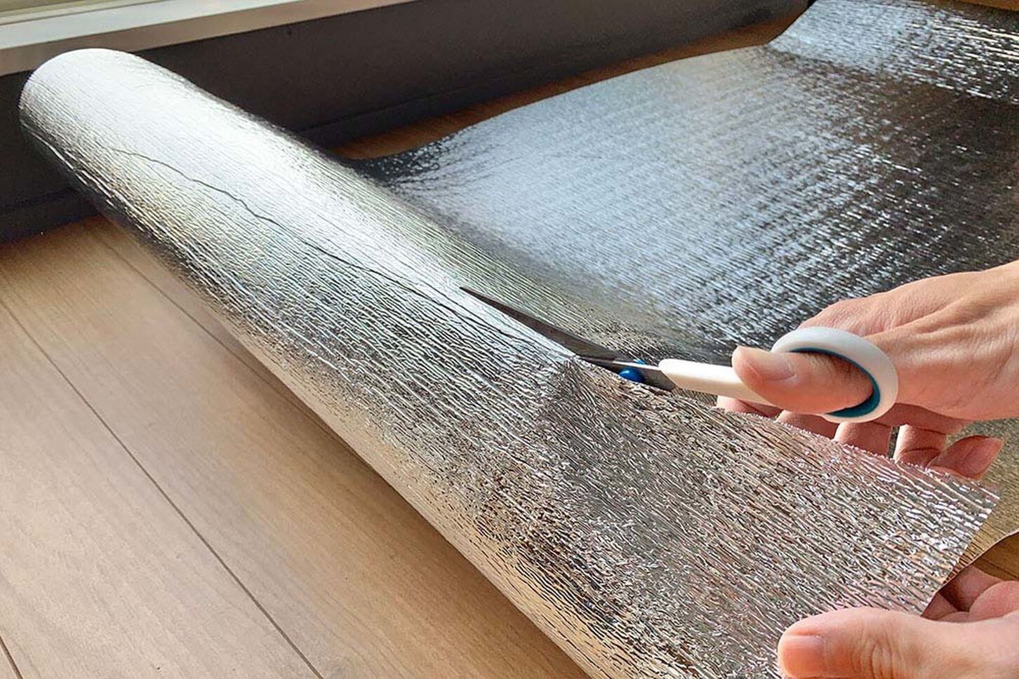 型を使って、必要な枚数分だけアルミ保温シートを切り出す