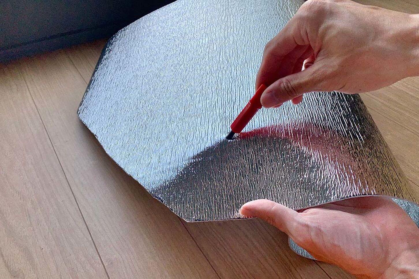 ハトメの大きさに合うように穴を開ける