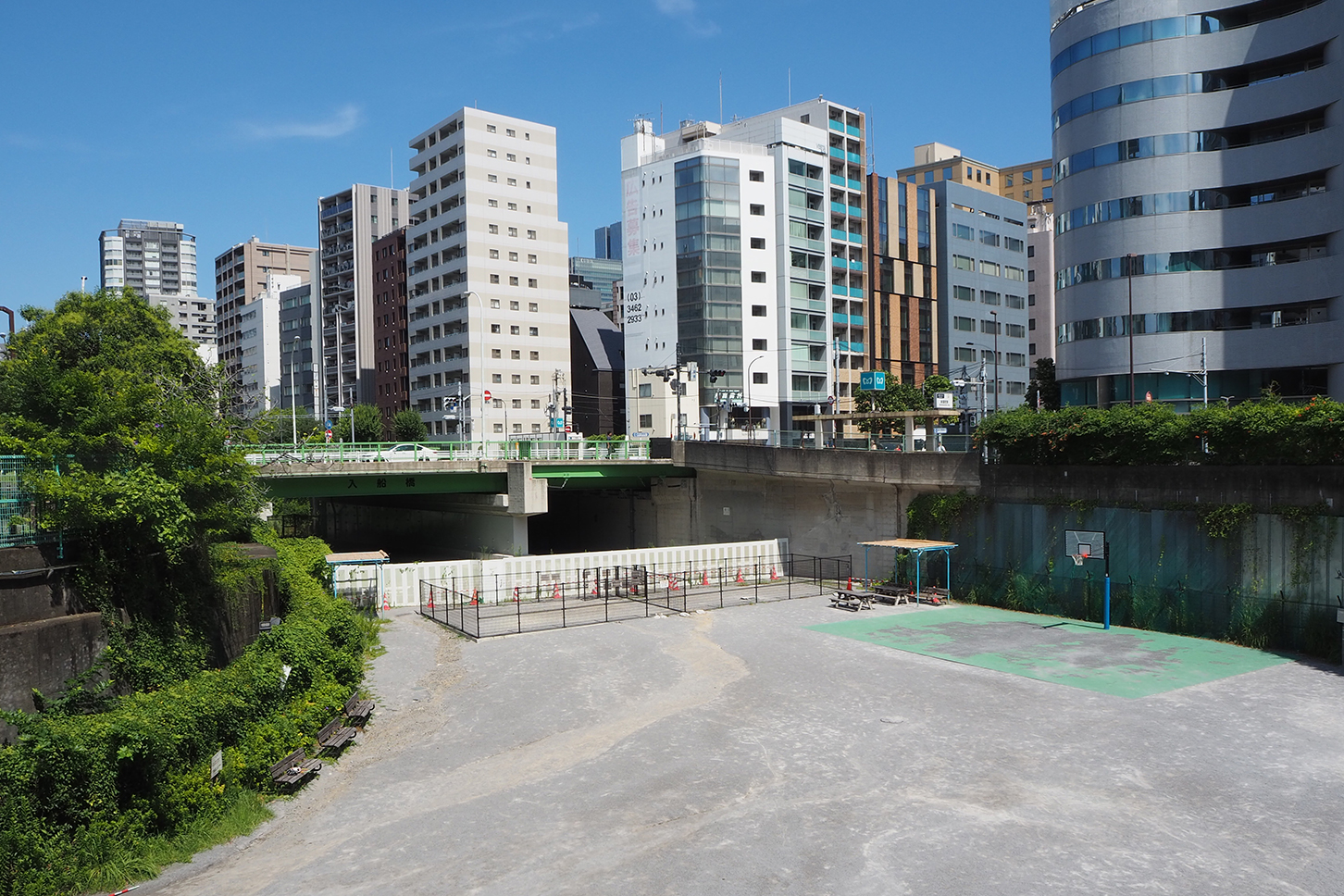 新富町の入船橋の下に謎の道路がある