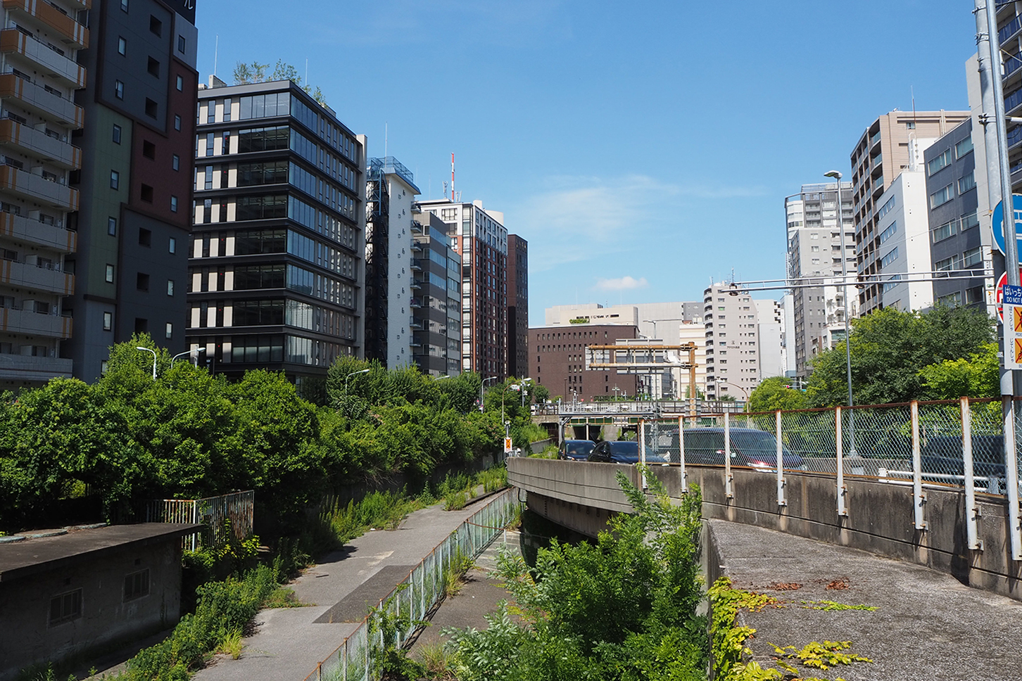 新富町出口の横に伸びる道路はどこにつながっているのか