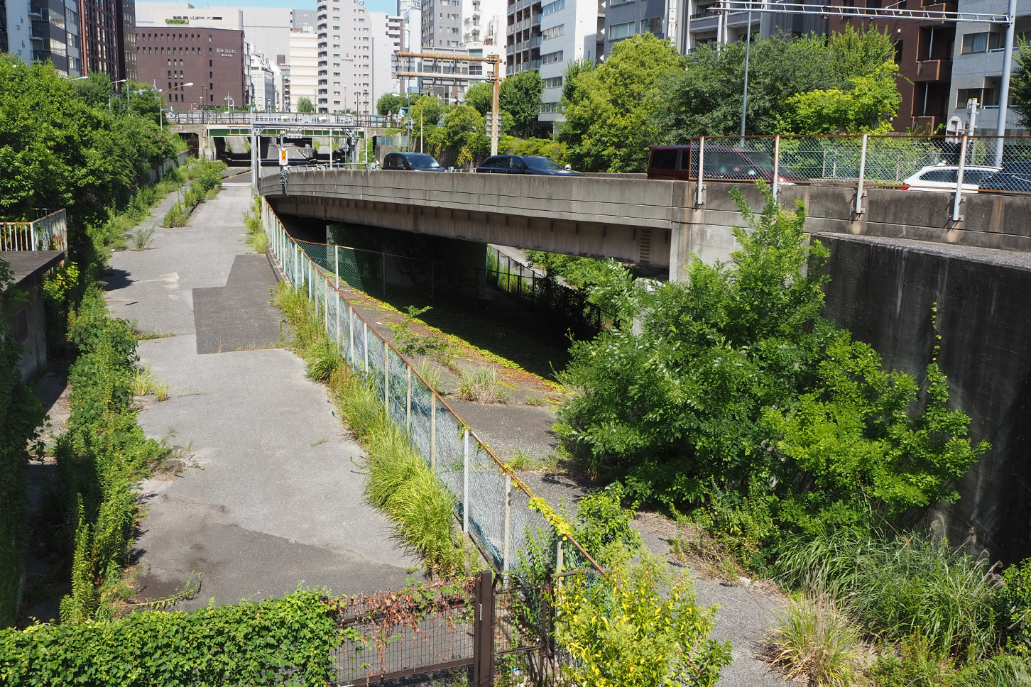 新富町出口の横に伸びる道路らしきもの。このまままっすぐいけば都心環状線とぶつかる