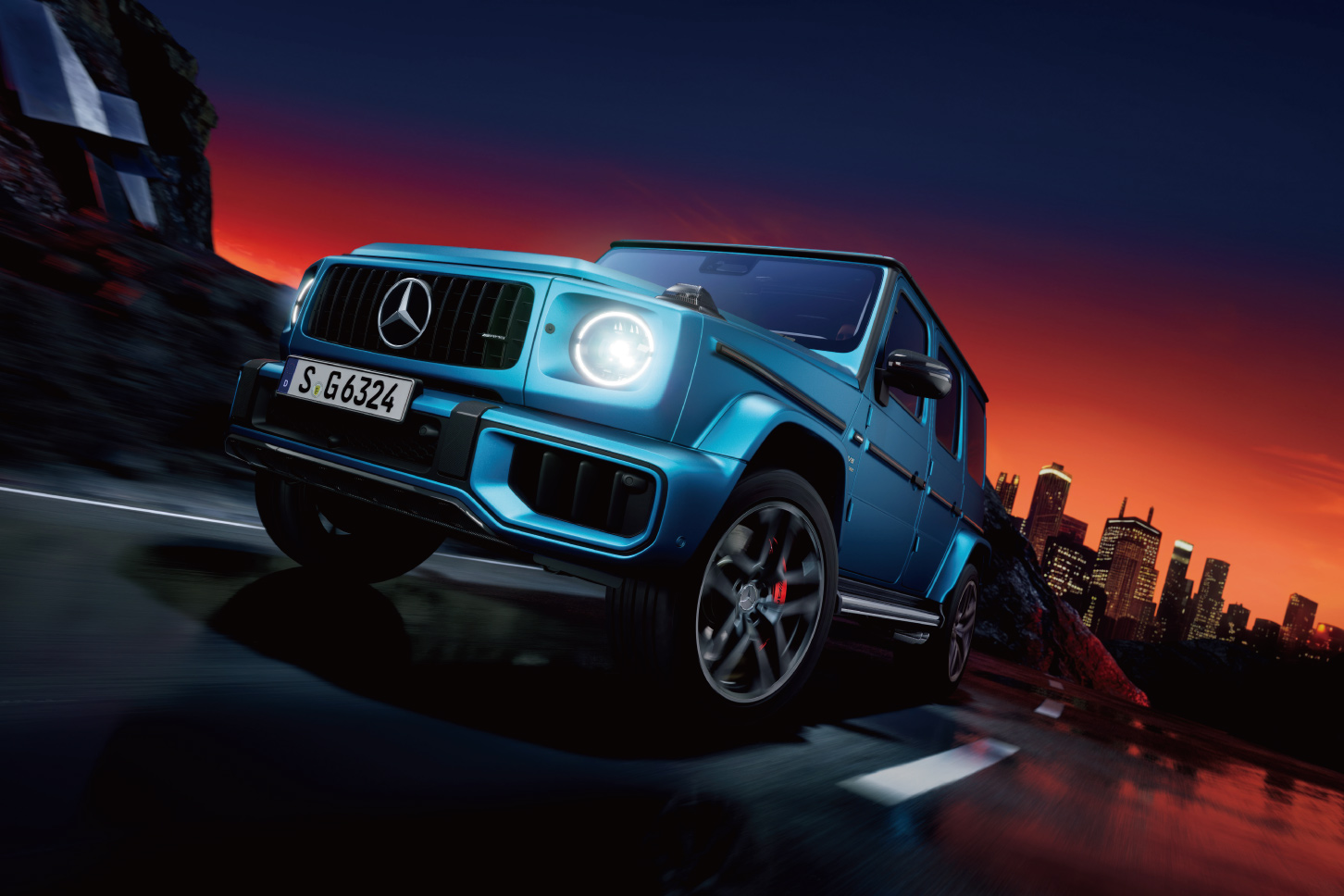 ハイパーブルーマグノ＆AMGカーボンファイバーエクステリアパッケージをまとったメルセデスAMG G63 ローンチエディション