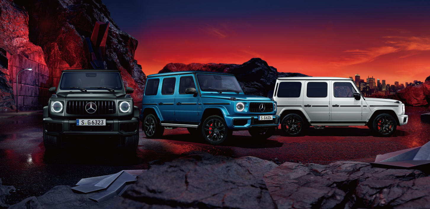 新型G63のボディカラーは、新色のハイパーブルーマグノ(中央)に加え、オパリスホワイト(右)、ナイトブラックマグノ(左)、オブシディアンブラックから選択可能だ