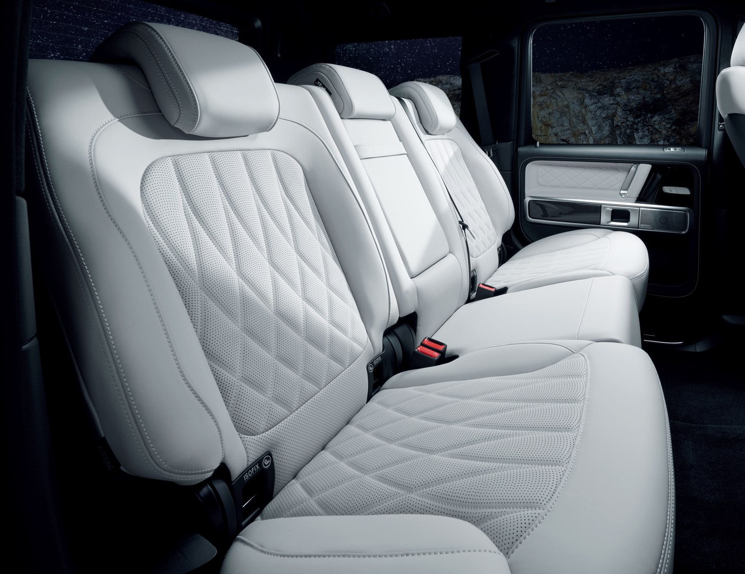プラチナホワイト＆ブラック+AMGカーボンファイバーを組み合わせたAMG G 63のインテリア