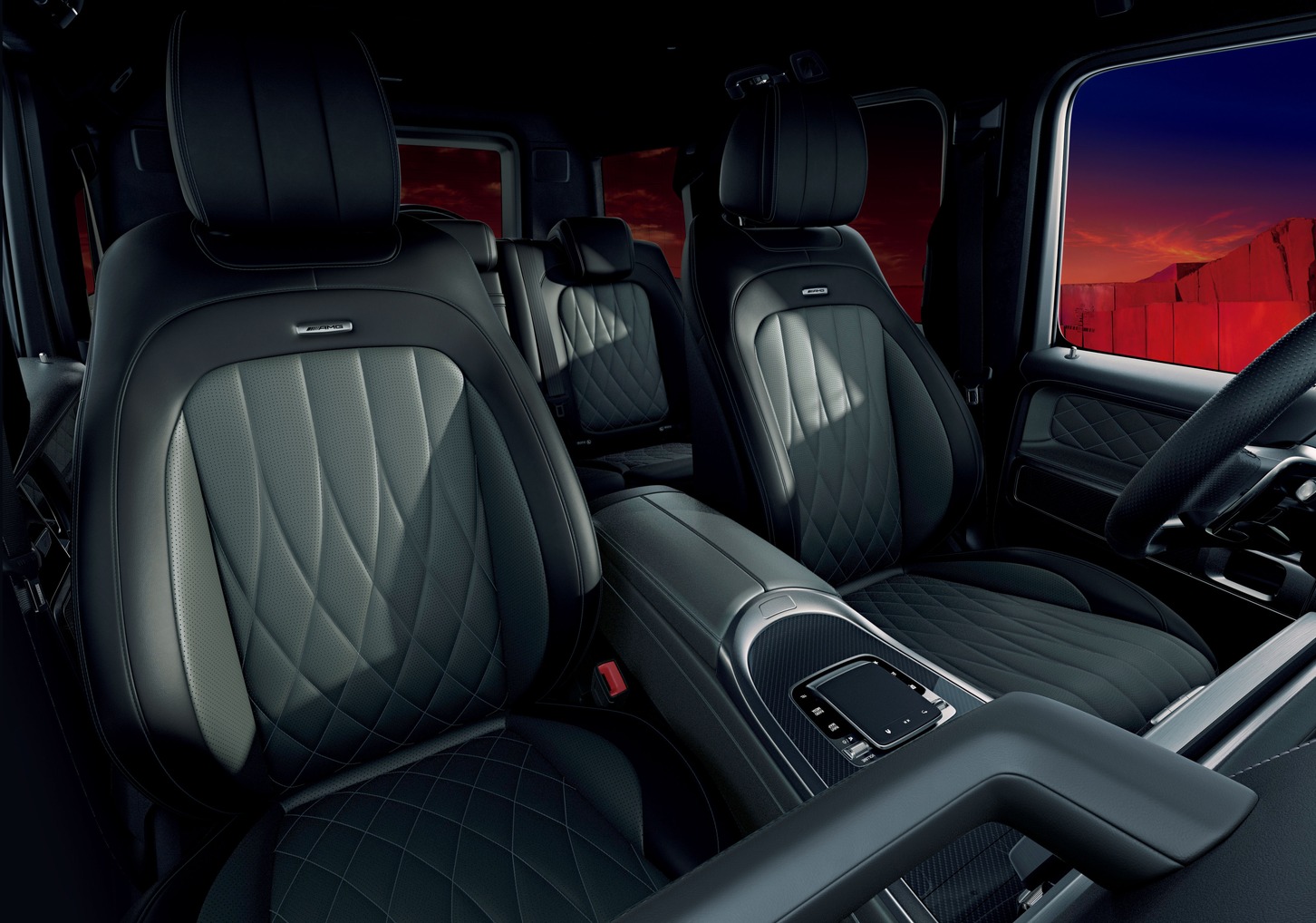 チタニウムグレー＆ブラック+AMGカーボンファイバーを組み合わせたAMG G 63のインテリア