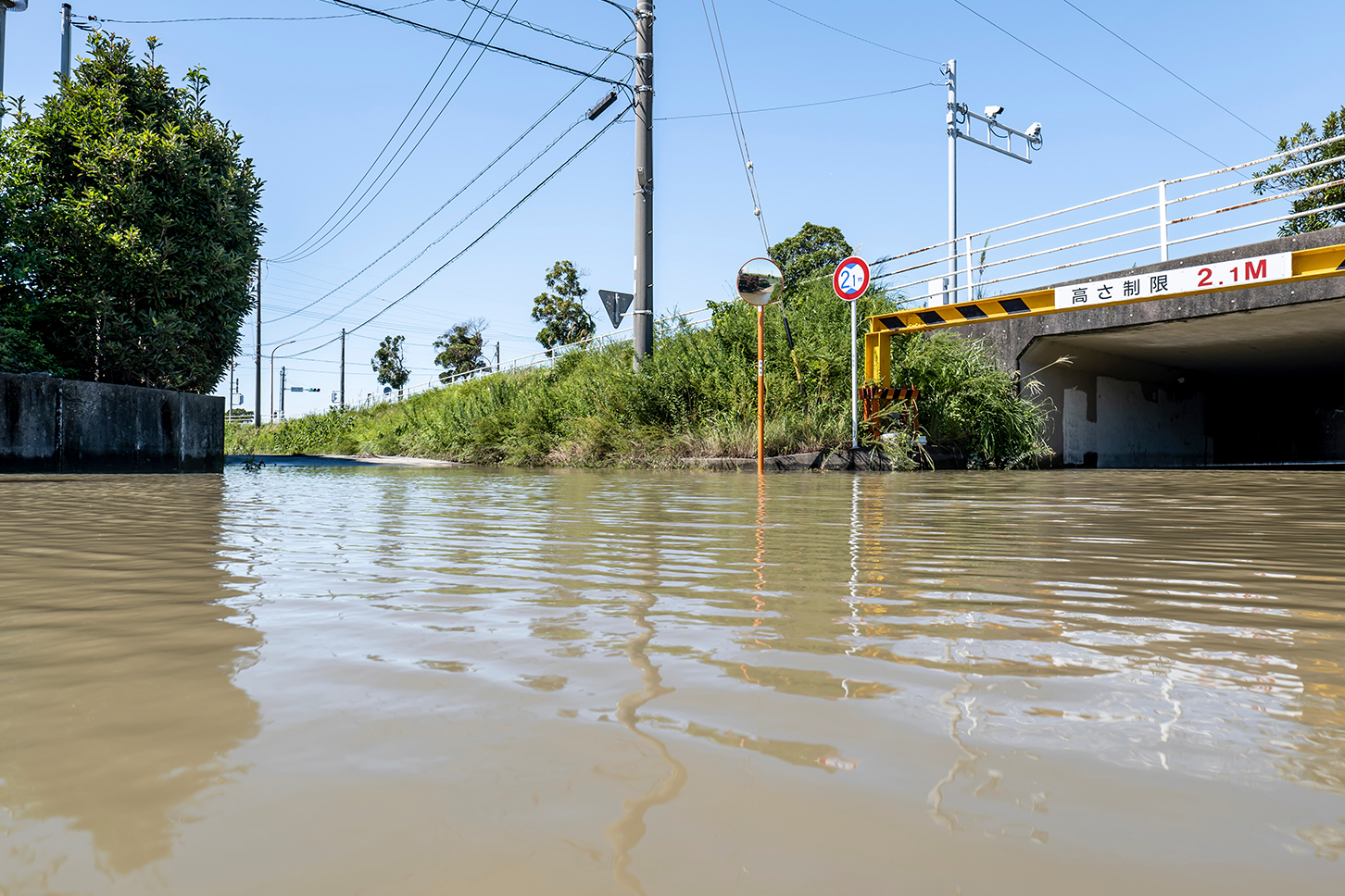 少しでも冠水の可能性がありそうな道路は避けて走ろう (c) jpimage - stock.adobe.com