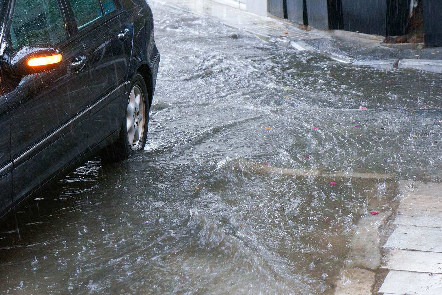 クルマの水没は故障や火災の原因に。（画像：(c) KTK Creatives - stock.adobe.com）