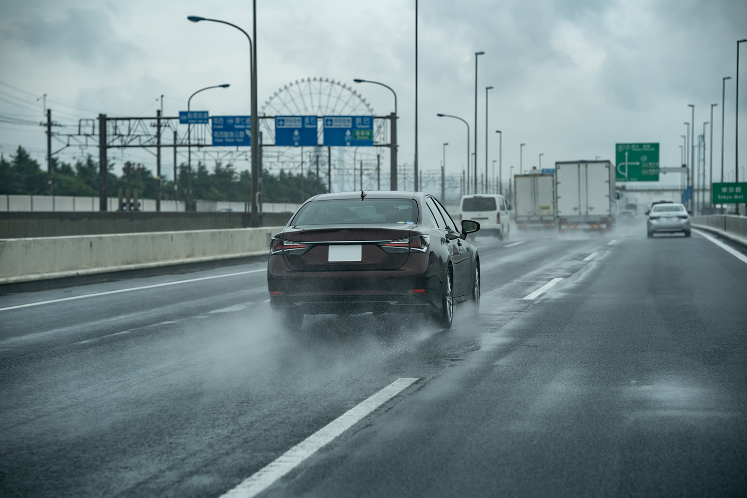 雨の首都圏の高速道路のイメージ