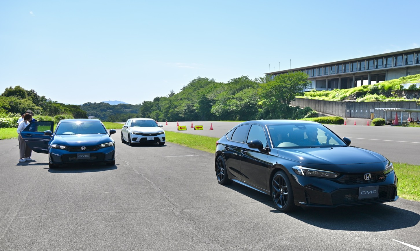 試乗した2台のRS（前の2台）と現行MTモデル（後方の白ボディ）