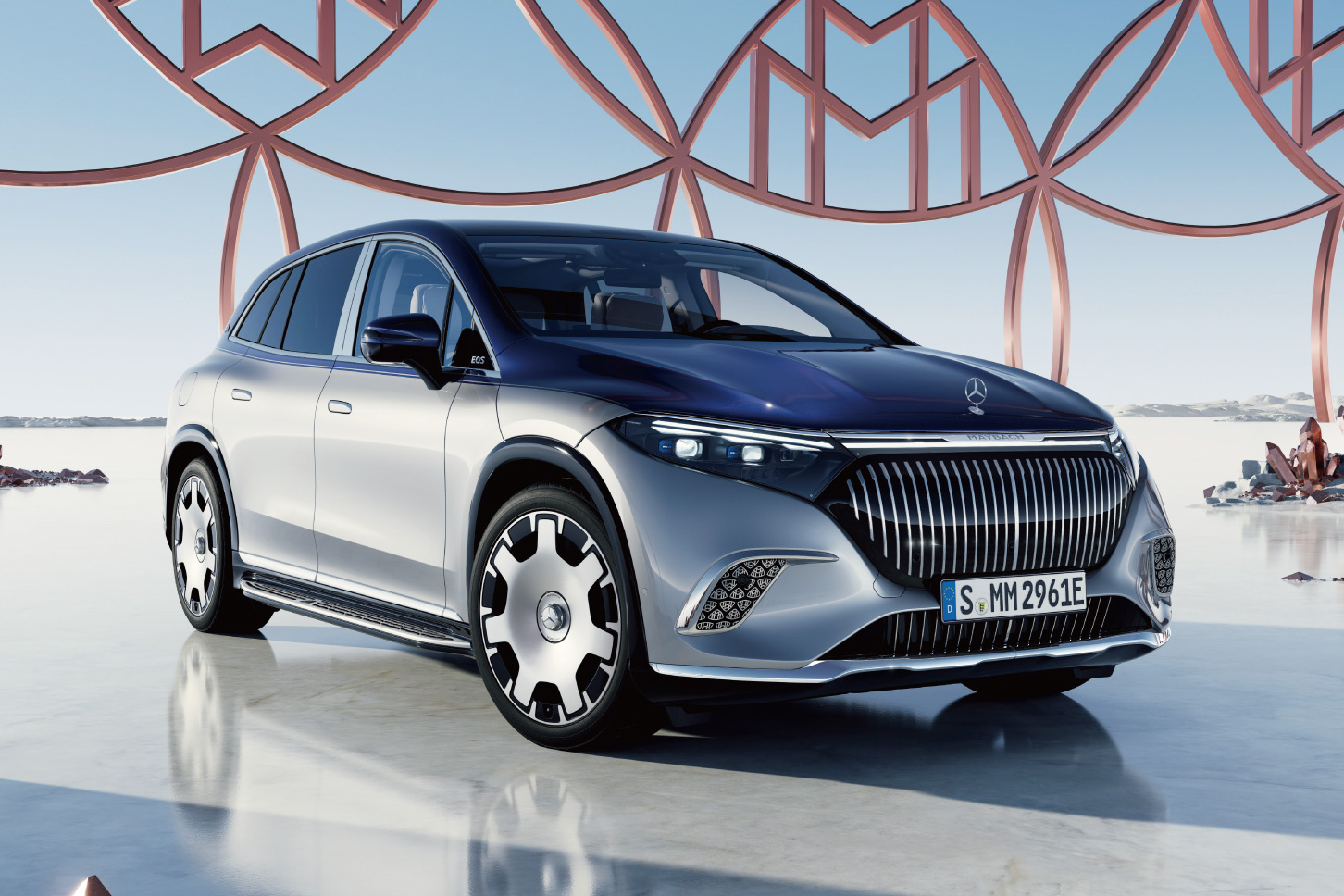 ハイテックシルバー＆ノーティックブルーのボディカラーをまとったメルセデス・マイバッハ EQS 680 SUV
