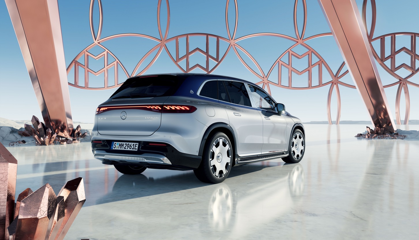 ハイテックシルバー＆ノーティックブルーのボディカラーをまとったメルセデス・マイバッハ EQS 680 SUV