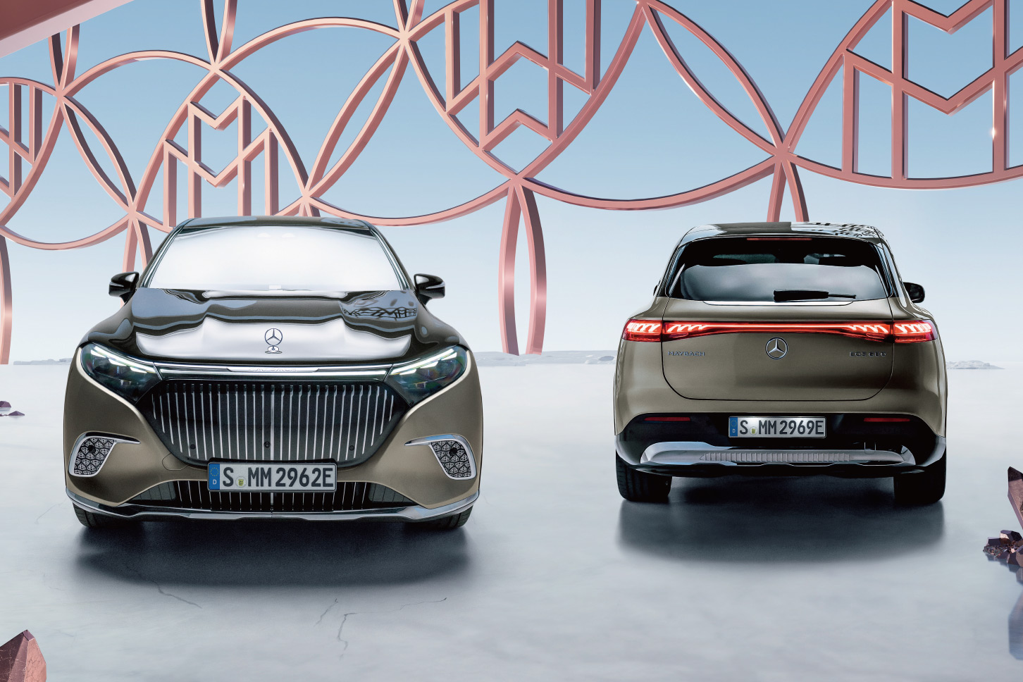 ベルベットブラウン＆オニキスブラックのボディカラーをまとったメルセデス・マイバッハ EQS 680 SUV